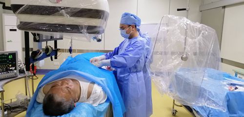 蔡瑞興主任為急診腦卒中病人手術(shù)中_副本.jpg