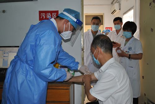 演練為患者采血_副本.jpg 演練為患者采血_副本.jpg
