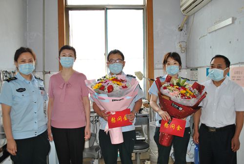 2院領(lǐng)導(dǎo)向舍身救人的急診隊員送來慰問金和獻(xiàn)花_副本.jpg 2院領(lǐng)導(dǎo)向舍身救人的急診隊員送來慰問金和獻(xiàn)花_副本.jpg