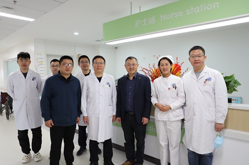 尚教授和科室人員拍照_副本.jpg
