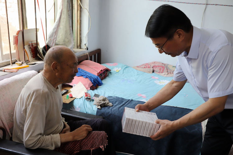 慰問貧困老人 送藥.JPG